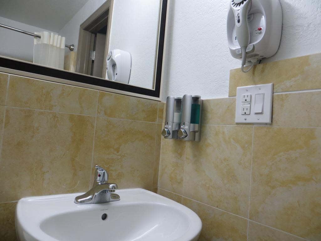 Budget Inn เลคเวลส์ ภายนอก รูปภาพ